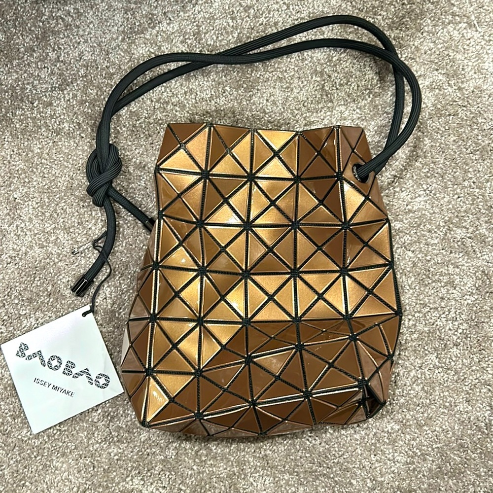 ISSEY MIYAKE Draws string bag Bronze with black rope closure